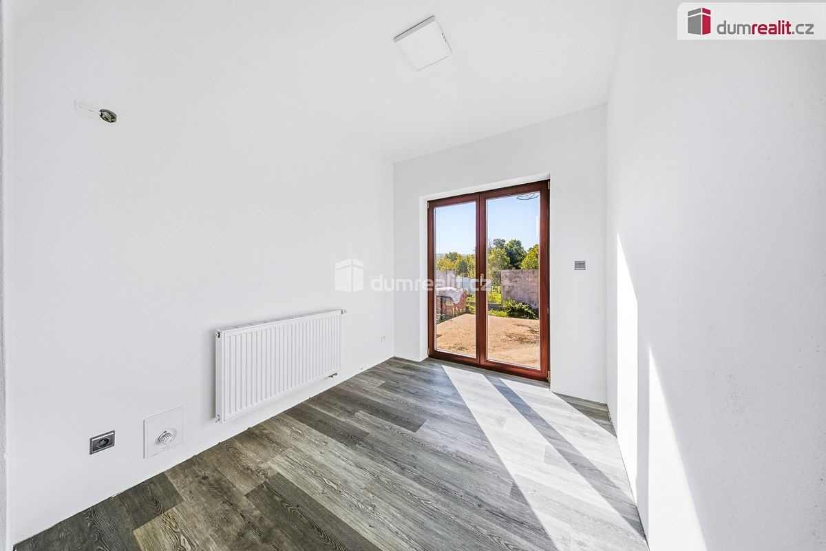 Prodej rodinného domu 220 m², pozemek 679 m² – fotografie 4