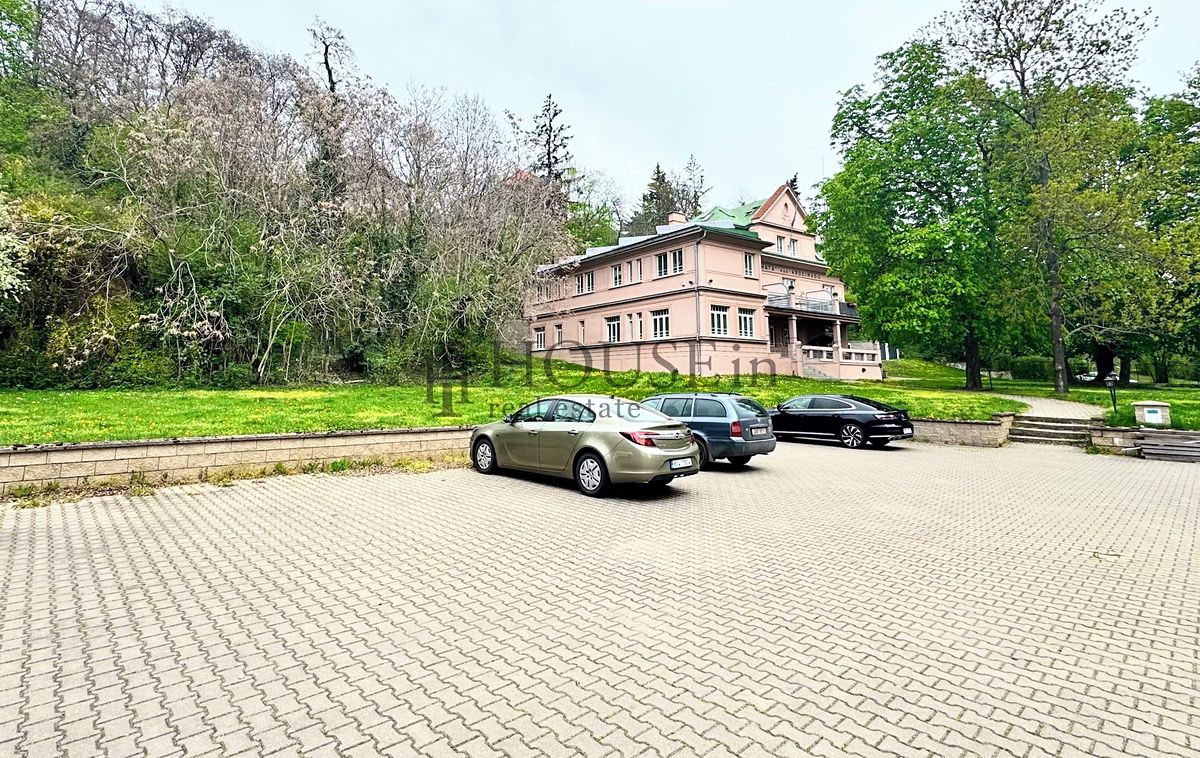 Pronájem garážového stání 12 m²