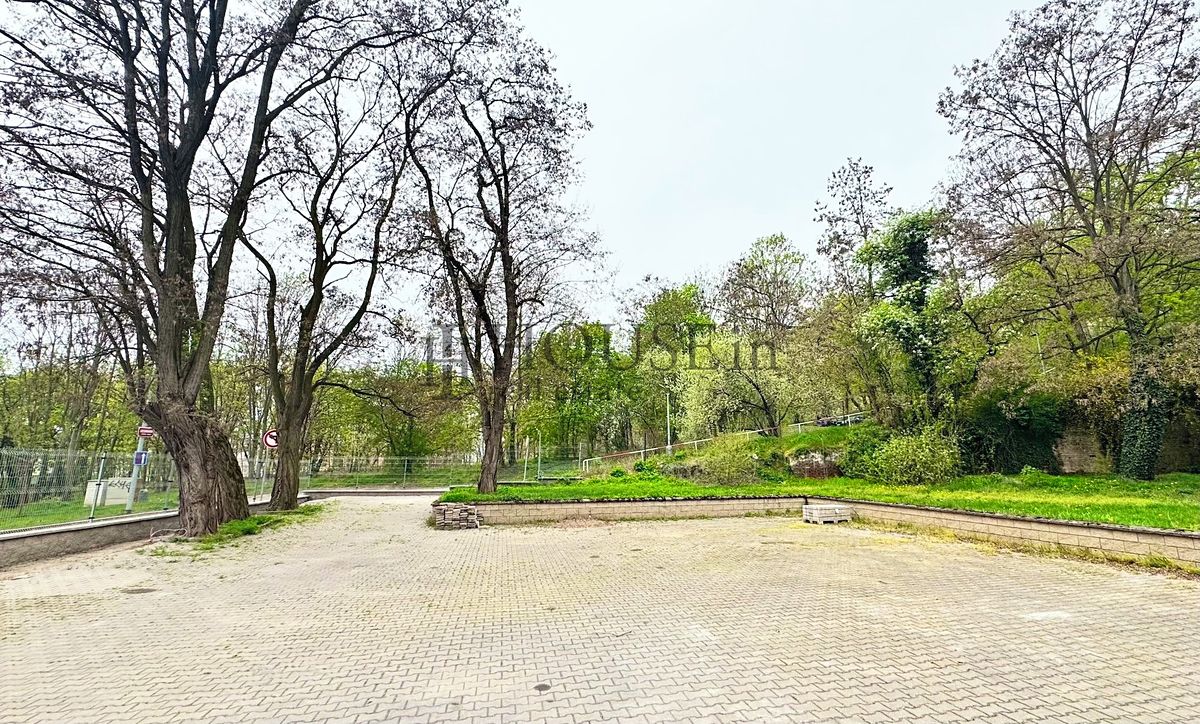Pronájem garážového stání 12 m² – fotografie 2