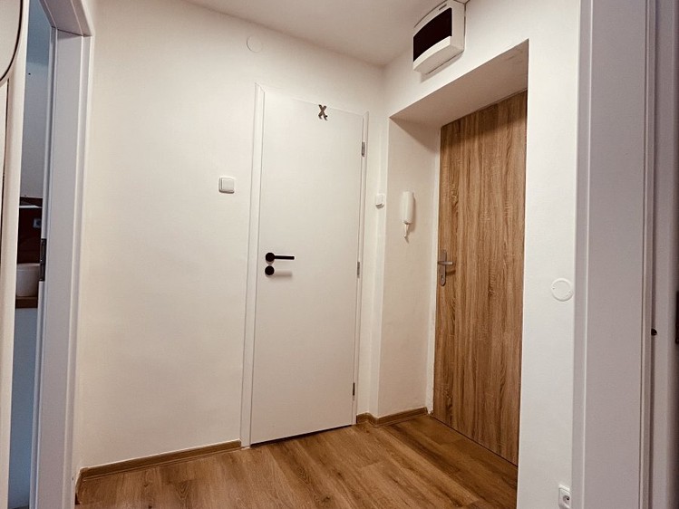 Pronájem bytu 1+1, 28 m² (8 z 12)