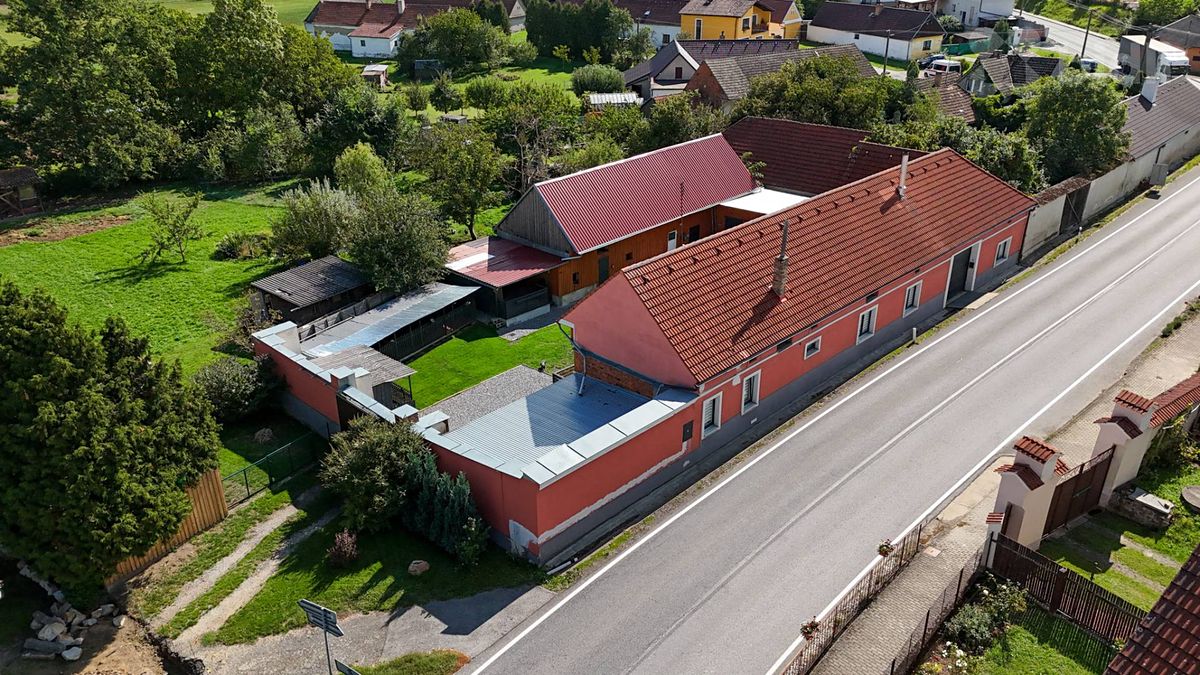 Prodej rodinného domu 240 m², pozemek 2125 m², Bečice – fotka 1 z 3