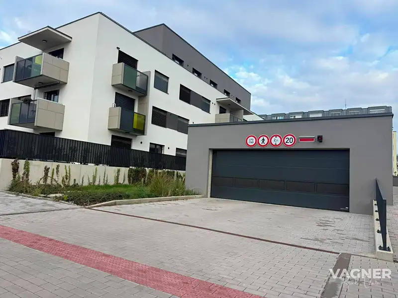 Prodej garážového stání 15 m², Praha – náhled fotky 1