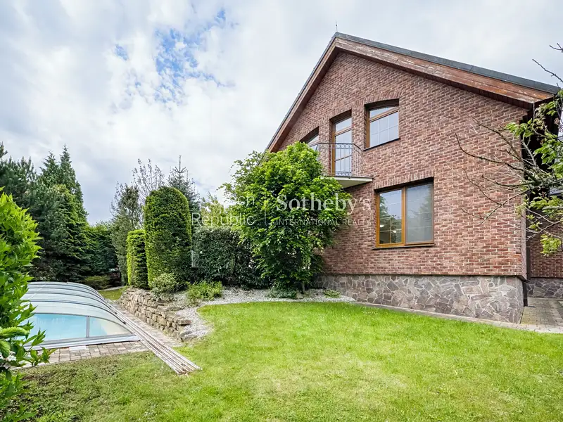 Pronájem rodinného domu 390 m², pozemek 903 m², Praha – náhled fotky 1