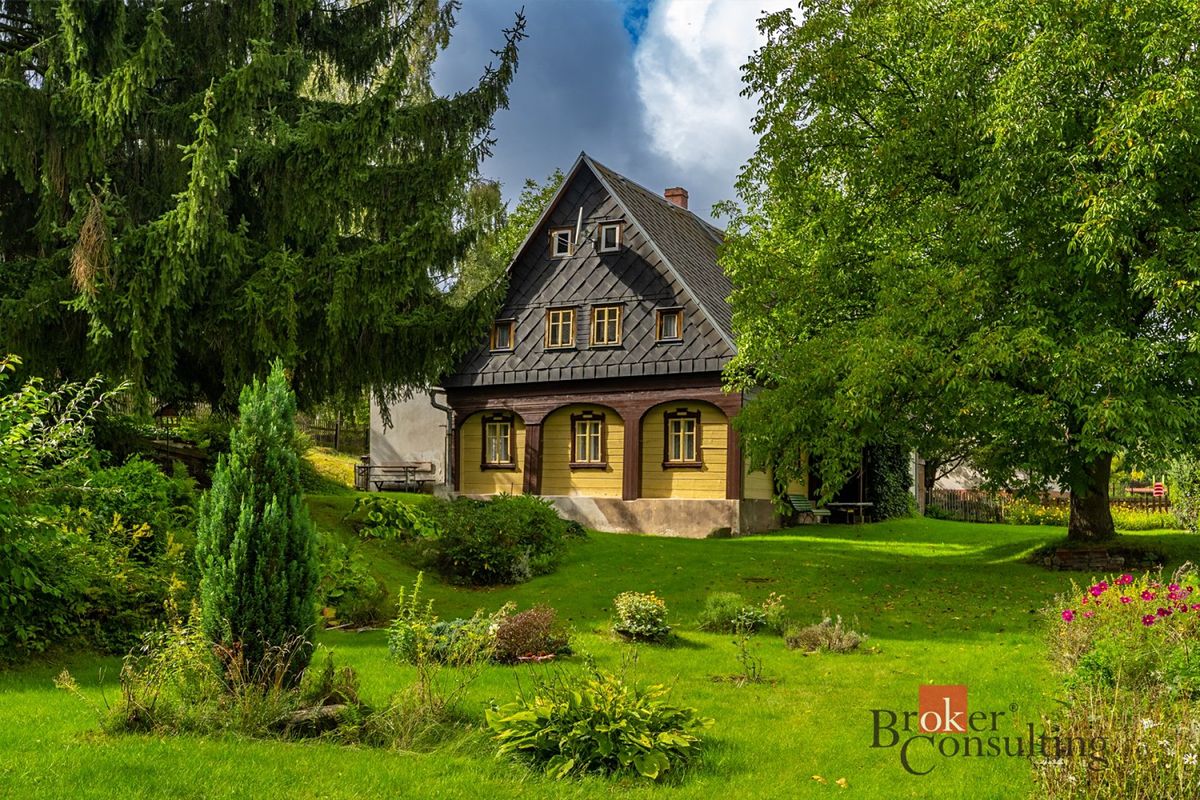 Prodej rodinného domu 220 m², pozemek 2750 m²