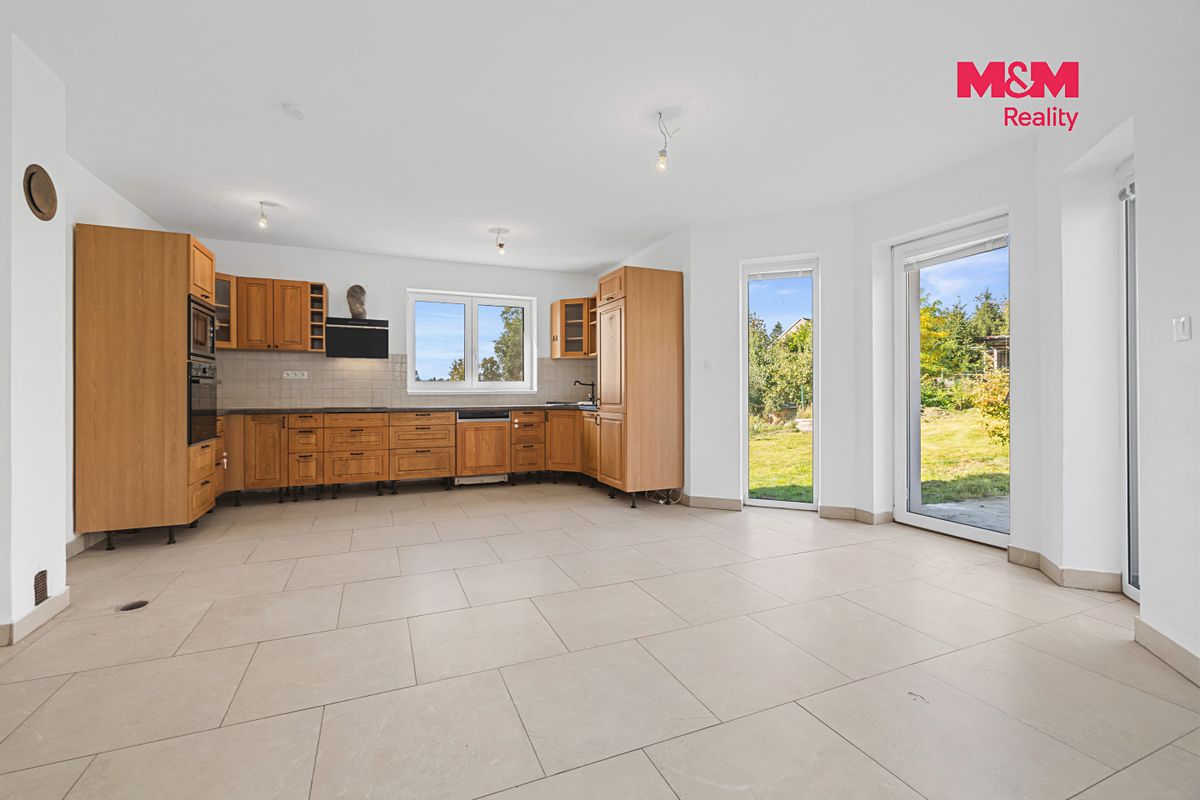 Prodej rodinného domu 108 m², pozemek 803 m² – fotografie 2