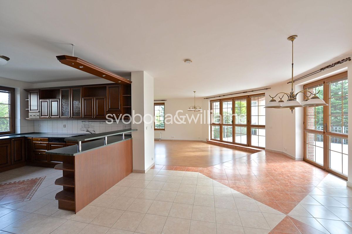 Pronájem rodinného domu 384 m², pozemek 903 m², Praha – fotka 1 z 3