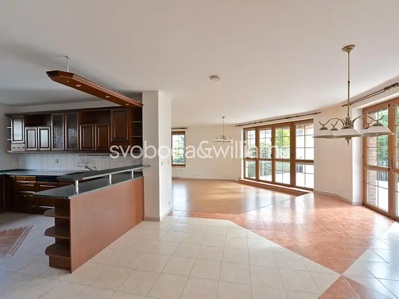 Pronájem rodinného domu 384 m², pozemek 903 m², Praha – náhled fotky 1