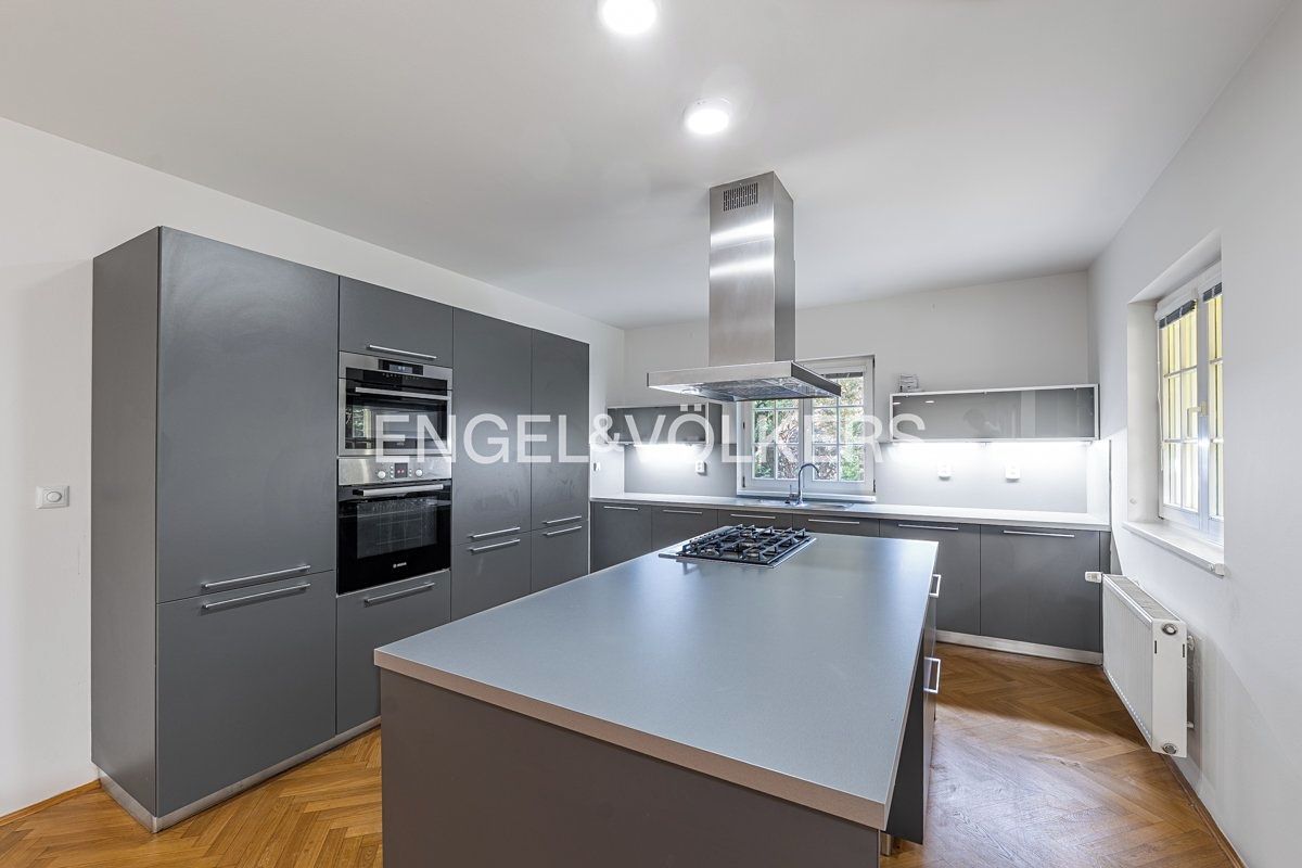Pronájem rodinného domu 302 m², pozemek 737 m² – fotografie 3