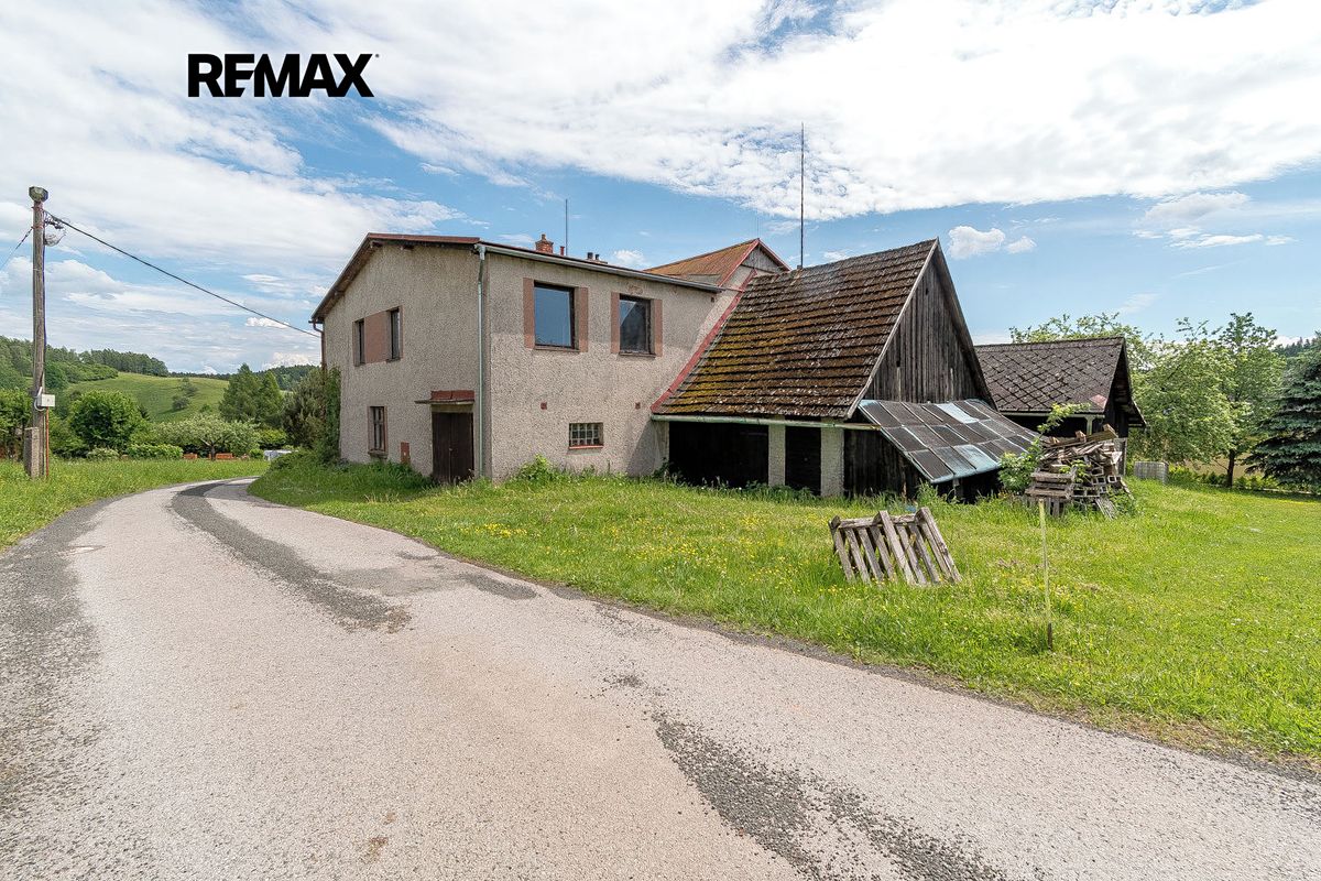 Prodej rodinného domu 280 m², pozemek 1956 m²