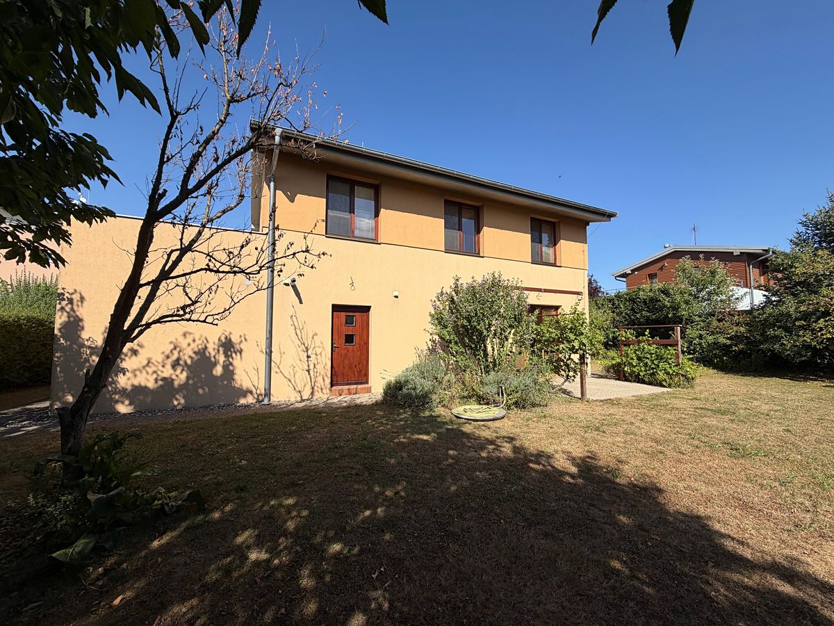 Pronájem rodinného domu 100 m², pozemek 660 m²