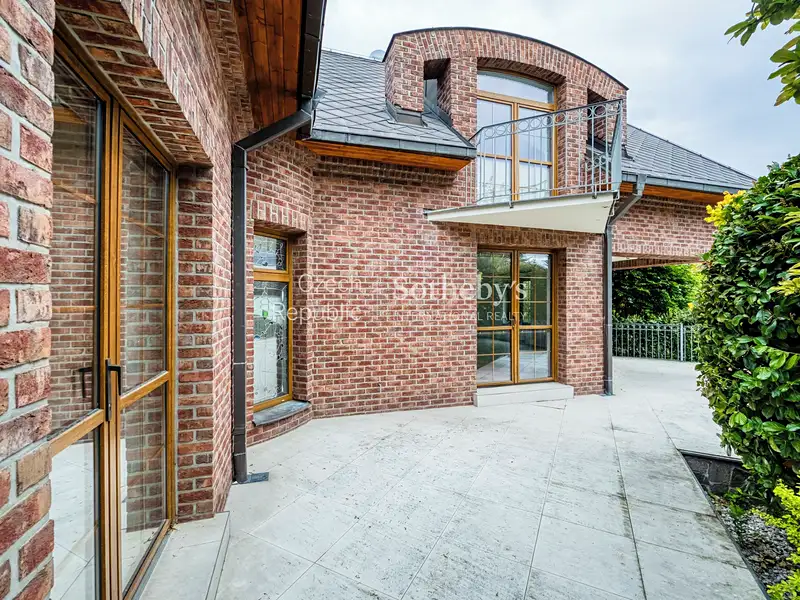 Pronájem rodinného domu 390 m², pozemek 903 m², Praha – náhled fotky 2