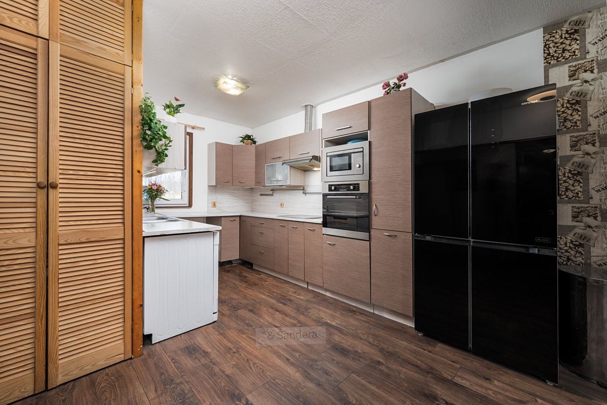 Prodej rodinného domu 207 m², pozemek 617 m² – fotografie 2