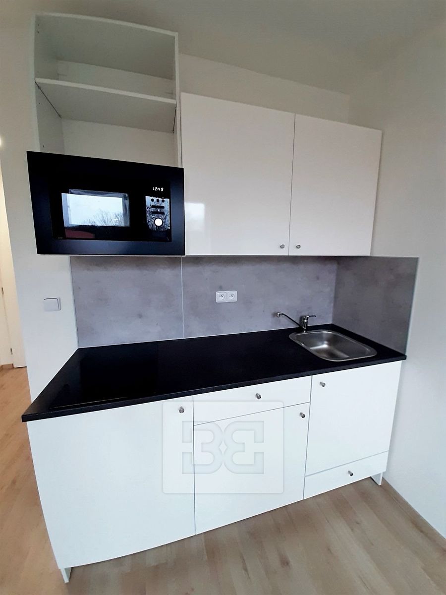 Pronájem bytu 1+kk 17 m² – fotografie 4