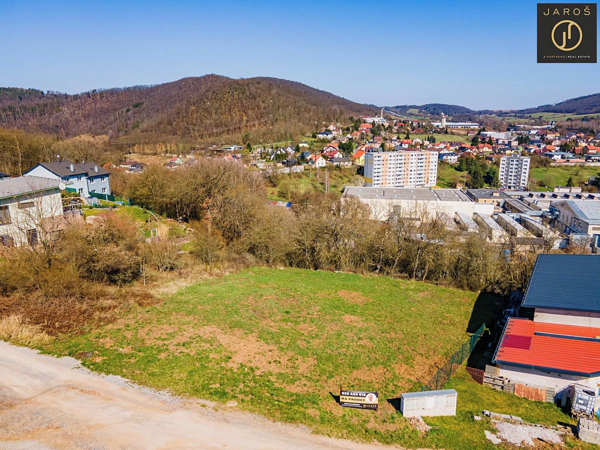 Prodej stavebního pozemku 915 m² – fotografie 2