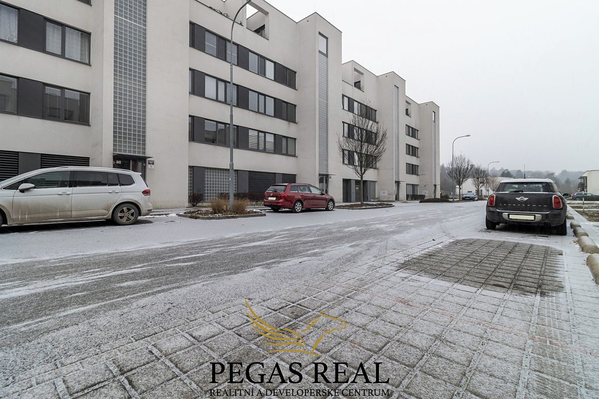 Pronájem garážového stání 15 m² – fotografie 3