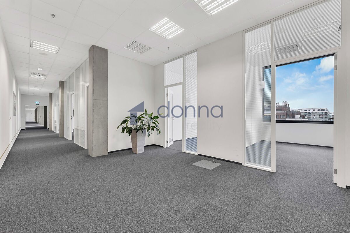 Pronájem kanceláře 1398 m² – fotografie 4