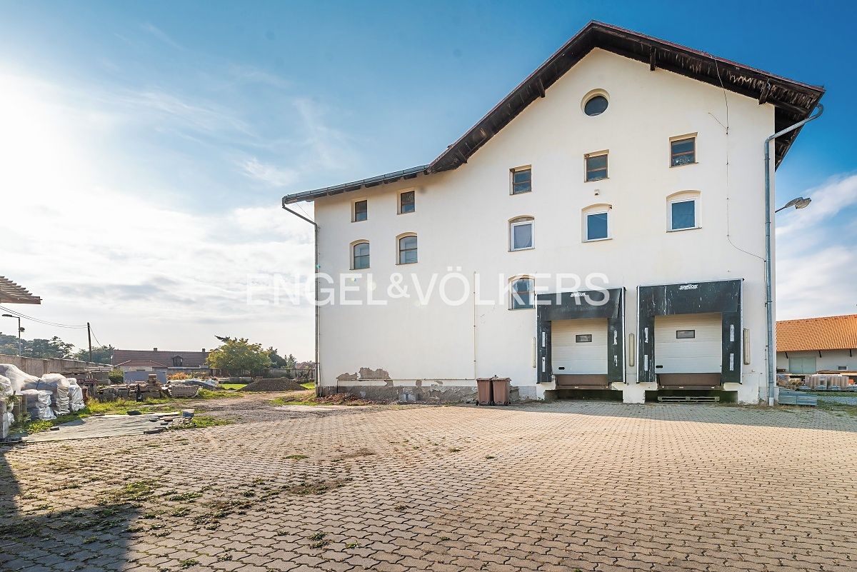 Pronájem skladového prostoru 3032 m²