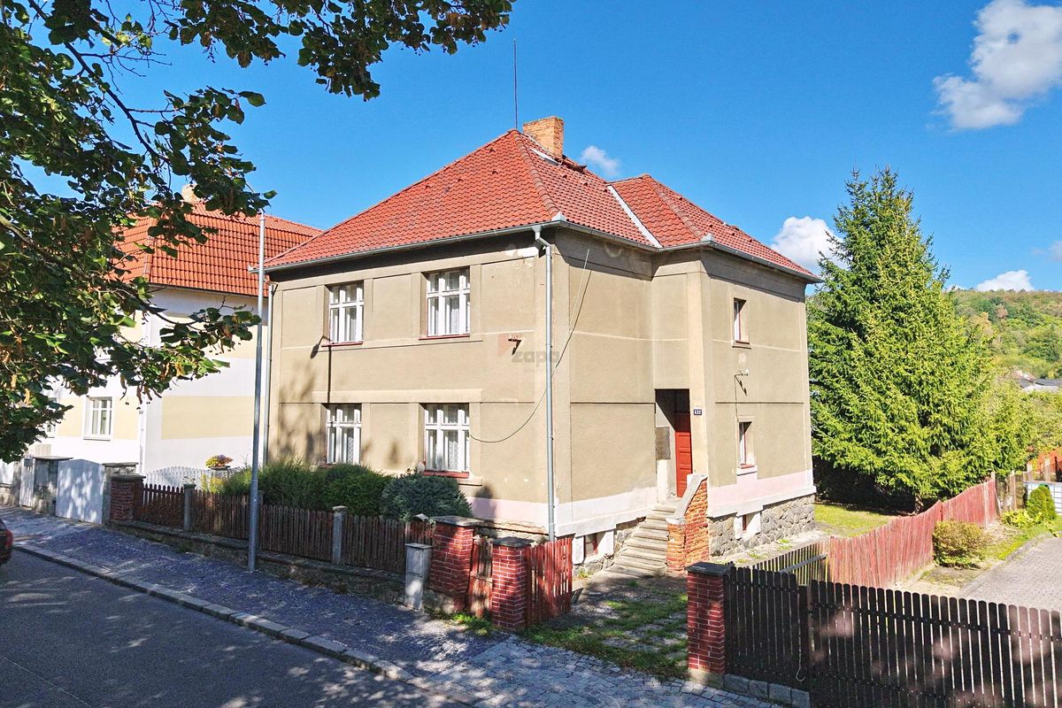 Prodej rodinného domu 264 m², pozemek 697 m² – fotografie 2
