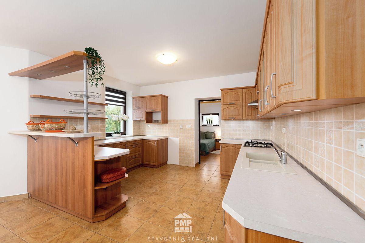 Prodej rodinného domu 193 m², pozemek 896 m² – fotografie 5