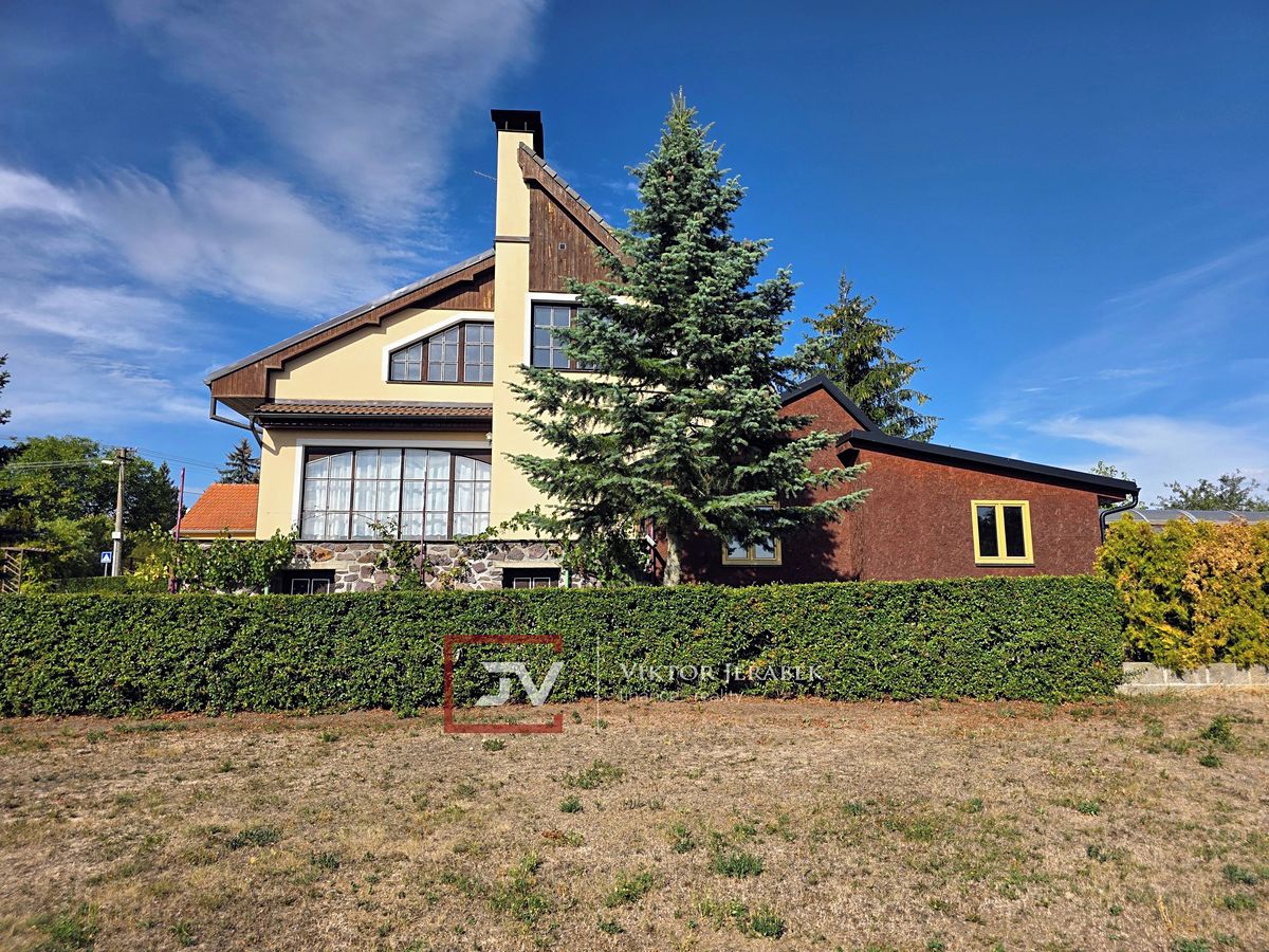 Prodej rodinného domu 270 m², pozemek 1145 m²