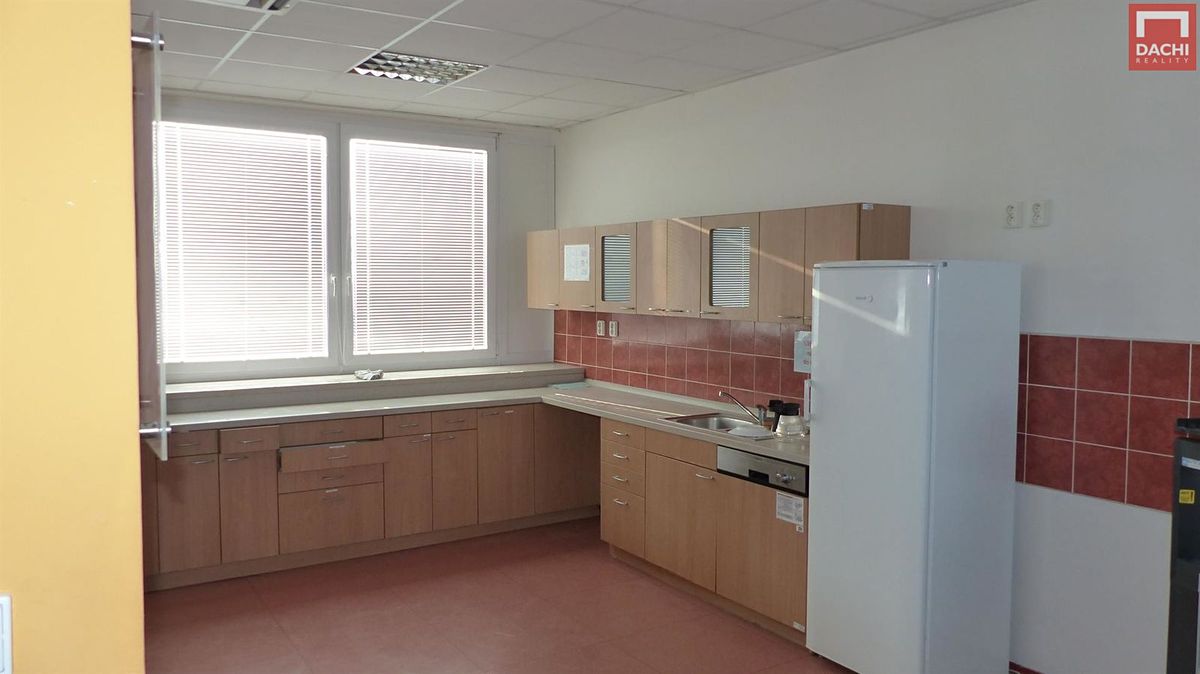 Pronájem kanceláře 300 m² – fotografie 4