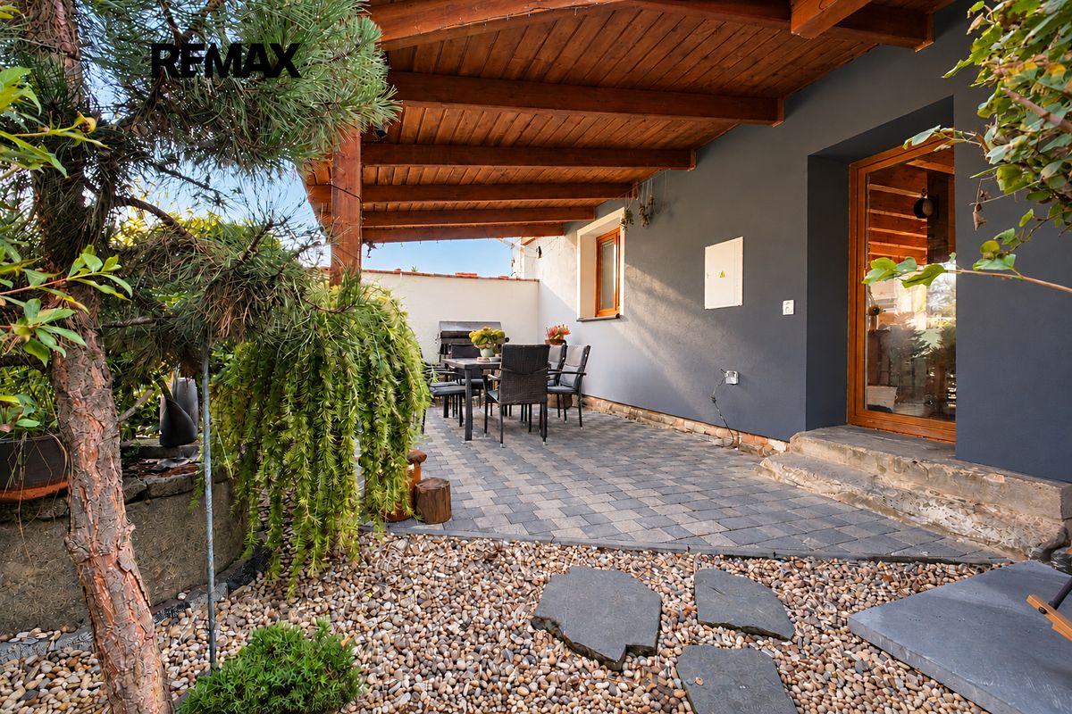 Prodej rodinného domu 253 m², pozemek 993 m² – fotografie 3