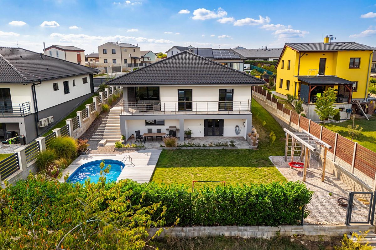 Prodej rodinného domu 300 m², pozemek 801 m², Brandýsek – fotka 1 z 3