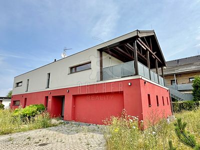 Prodej rodinného domu 317 m², pozemek 832 m²