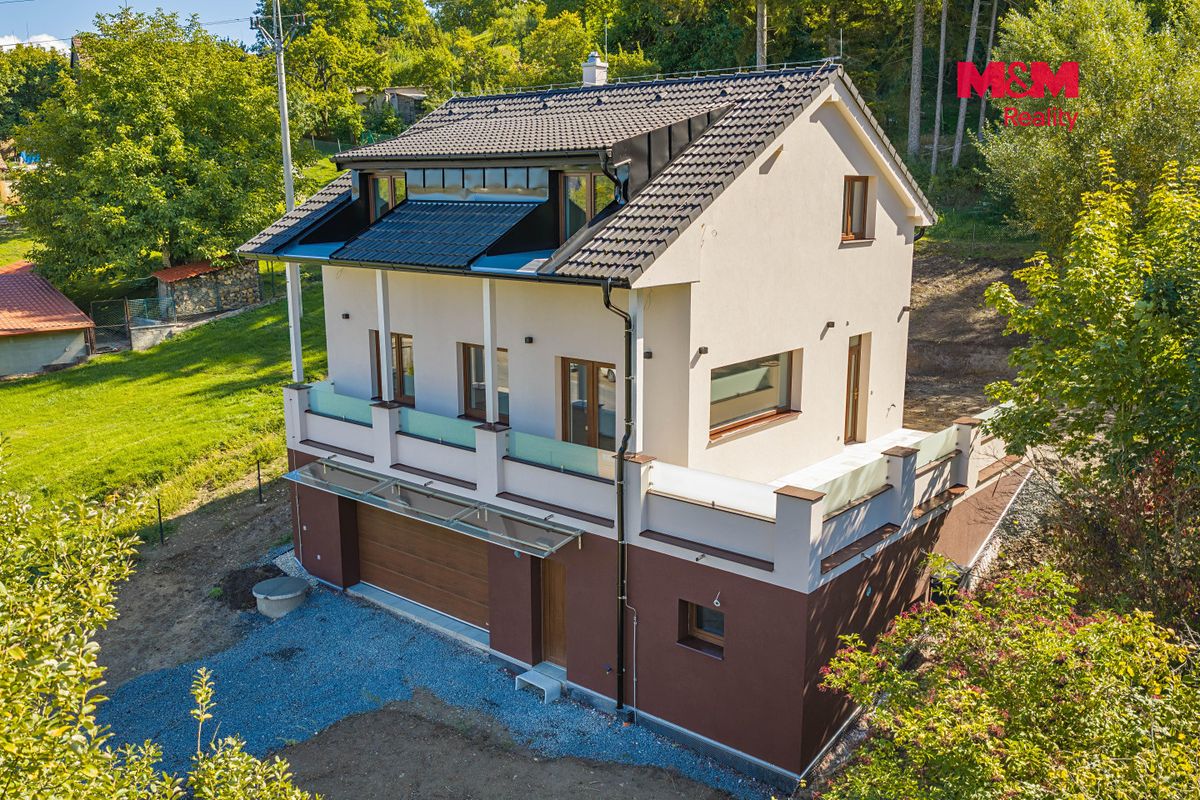 Prodej rodinného domu 198 m², pozemek 1543 m² – fotografie 2