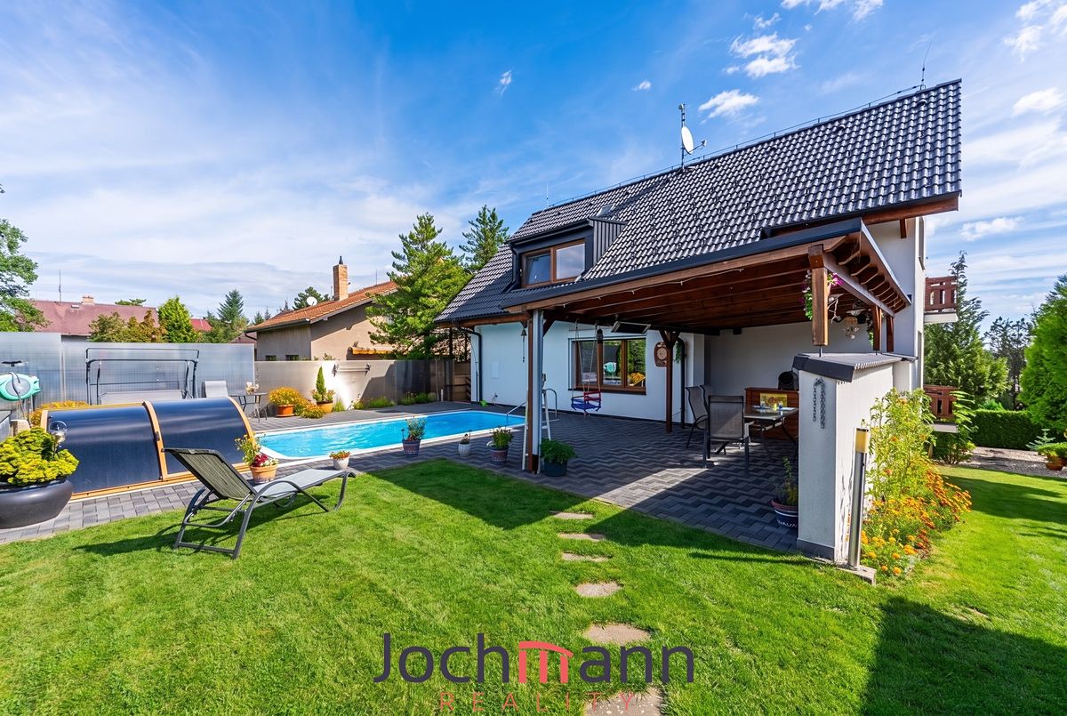 Prodej rodinného domu 234 m², pozemek 747 m² – fotografie 2