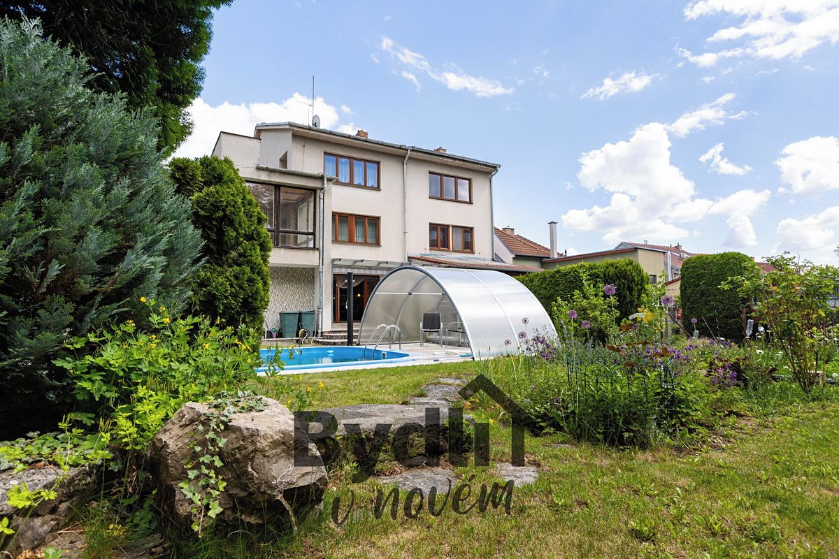 Prodej rodinného domu 265 m², pozemek 685 m² – fotografie 2