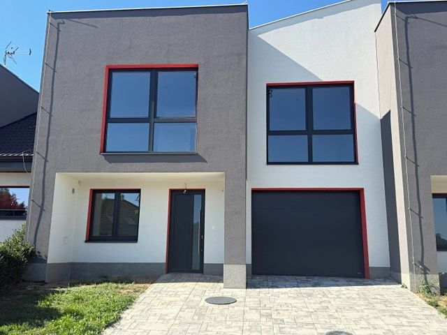 Prodej rodinného domu 182 m², pozemek 460 m² – fotografie 2