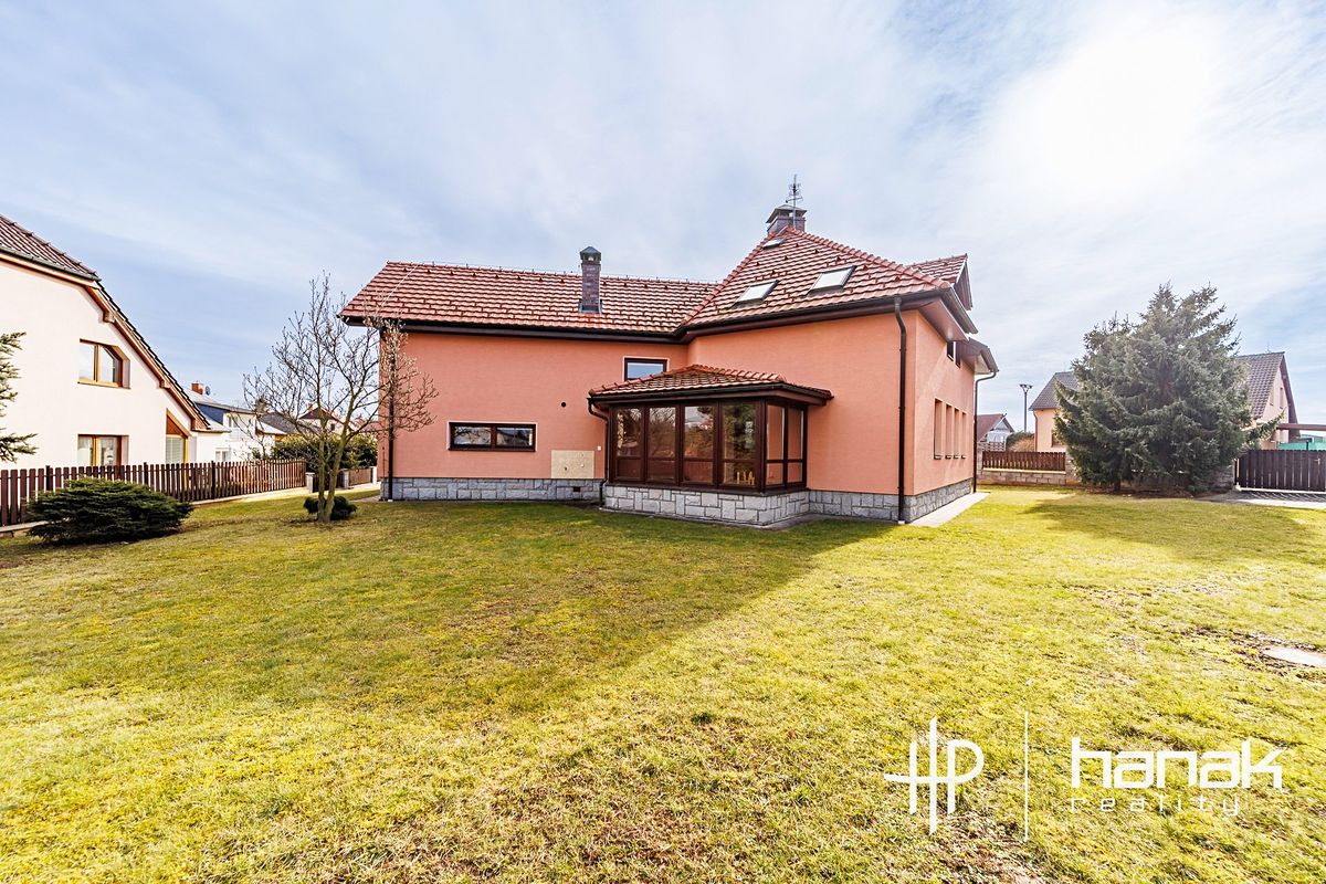 Pronájem rodinného domu 276 m², pozemek 854 m² – fotografie 2