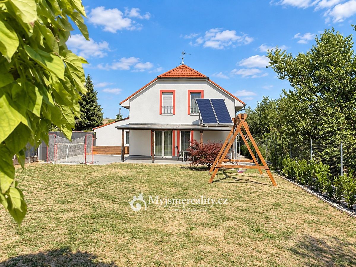 Prodej rodinného domu 160 m², pozemek 1090 m² – fotografie 3