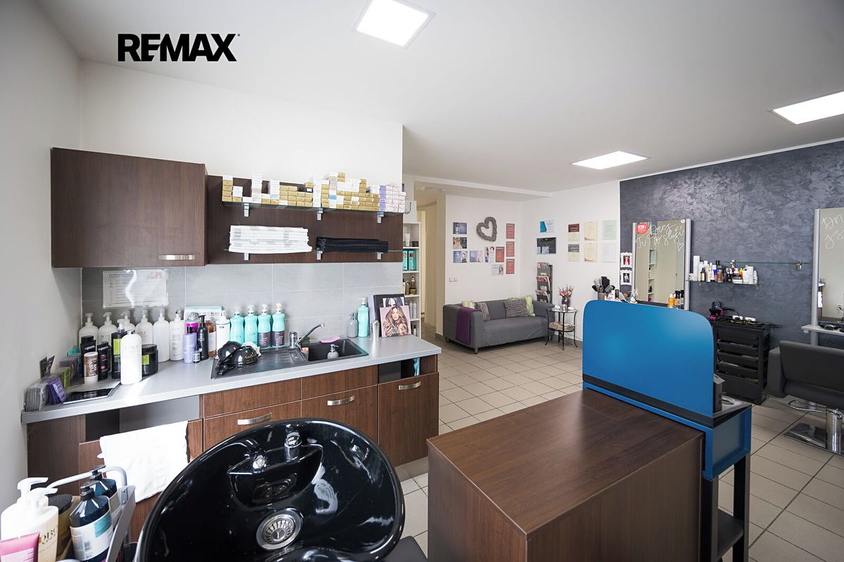 Prodej obchodního prostoru 74 m² – fotografie 2