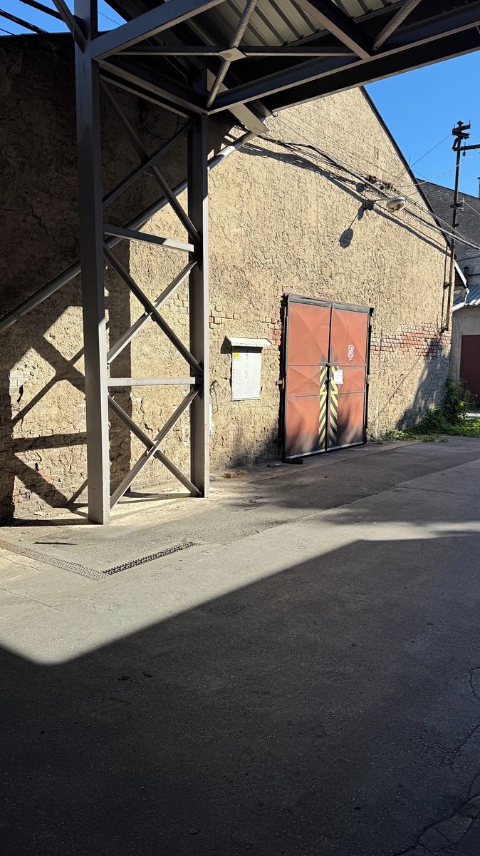 Pronájem skladového prostoru 275 m²