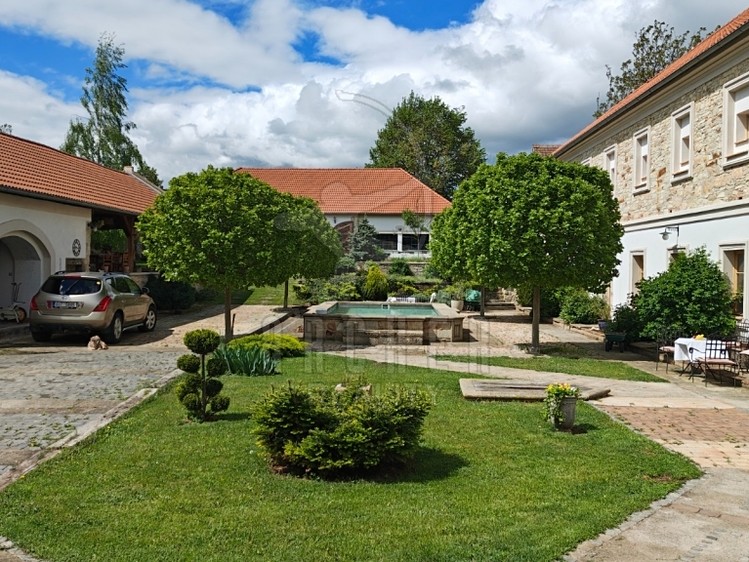 Haus zum Kauf, 365 m² (1 von 19)