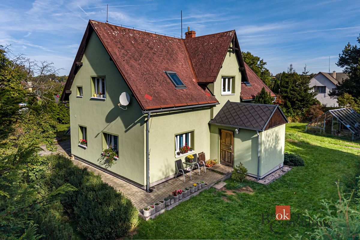 Prodej rodinného domu 221 m², pozemek 1174 m²