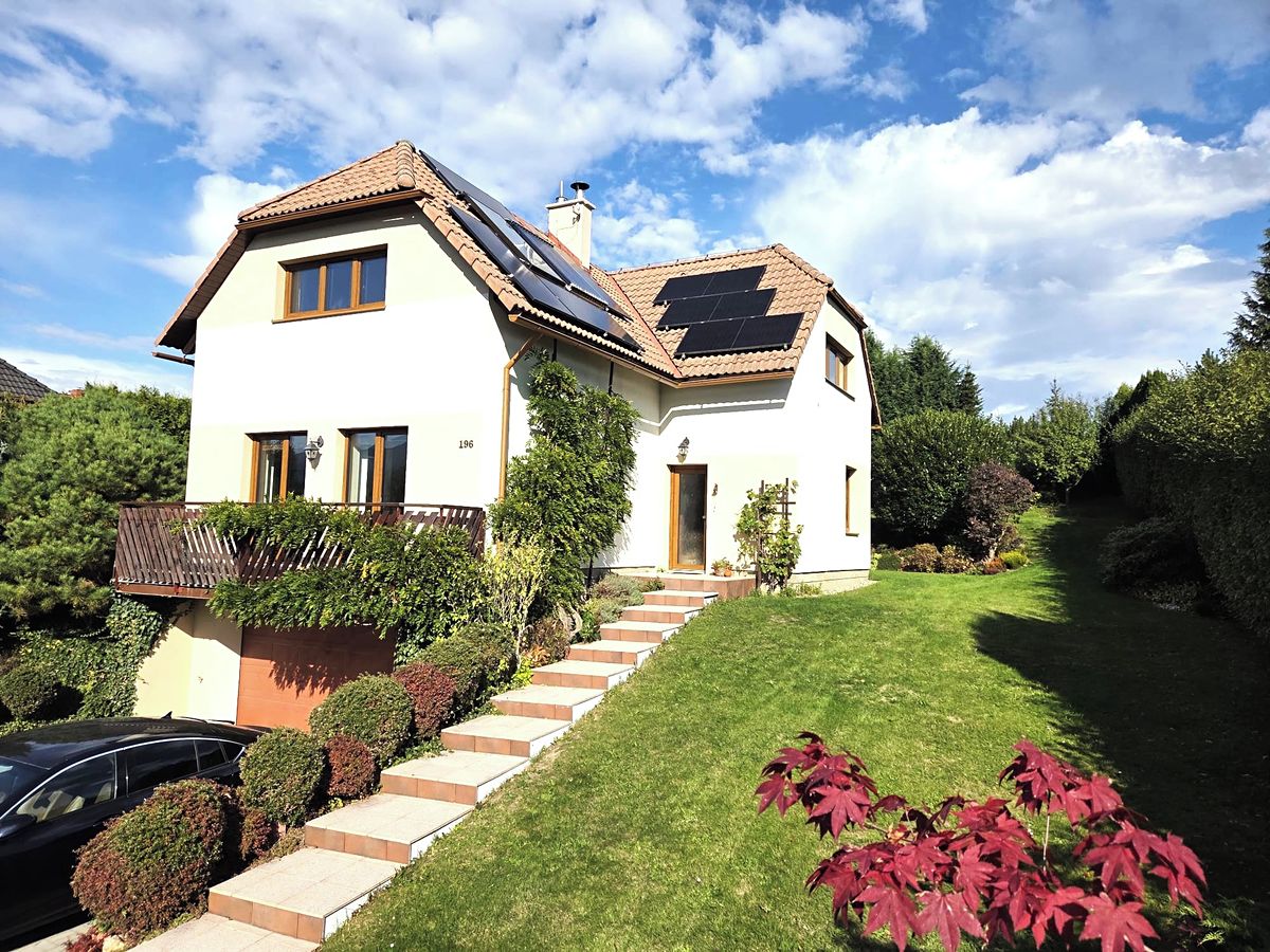 Prodej rodinného domu 204 m², pozemek 1215 m² – fotografie 2