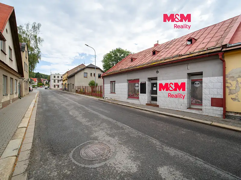 Prodej rodinného domu 214 m², pozemek 144 m², Svratka – náhled fotky 1