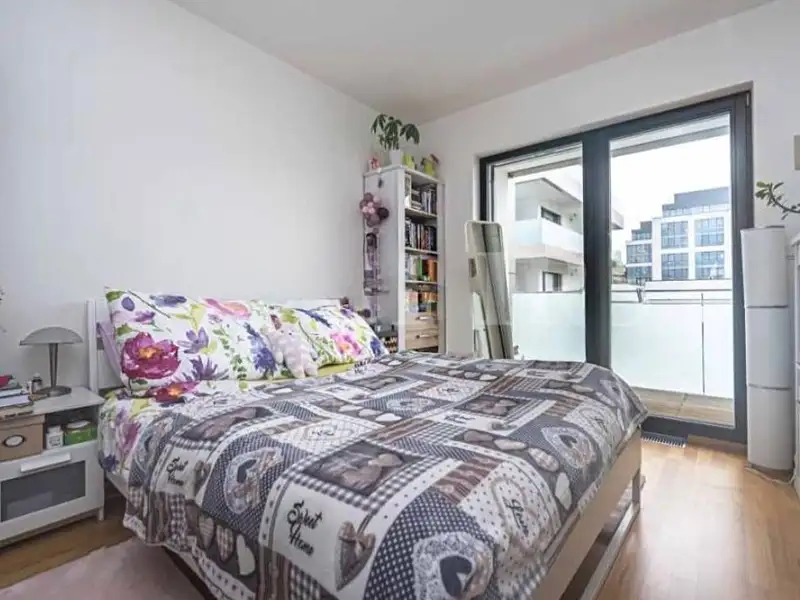 Pronájem bytu 1+kk 38 m², Praha – náhled fotky 1