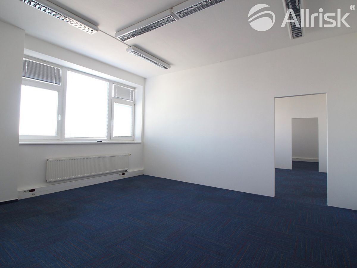 Pronájem kanceláře 42 m² – fotografie 3
