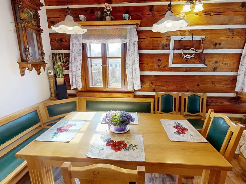 Pronájem rodinného domu 638 m², pozemek 1266 m², Okna – náhled fotky 2