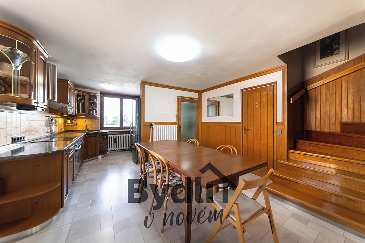 Prodej rodinného domu 265 m², pozemek 685 m² – fotografie 4