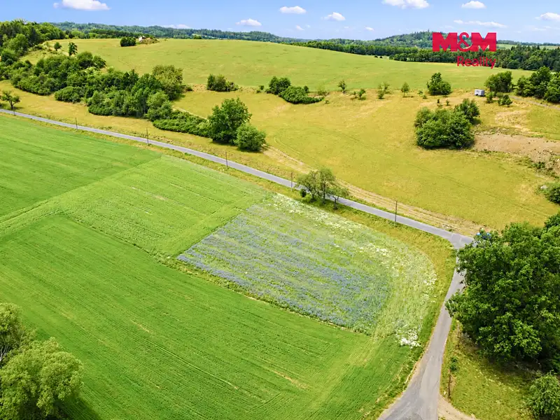 Prodej stavebního pozemku 1261 m², Poleň – náhled fotky 2