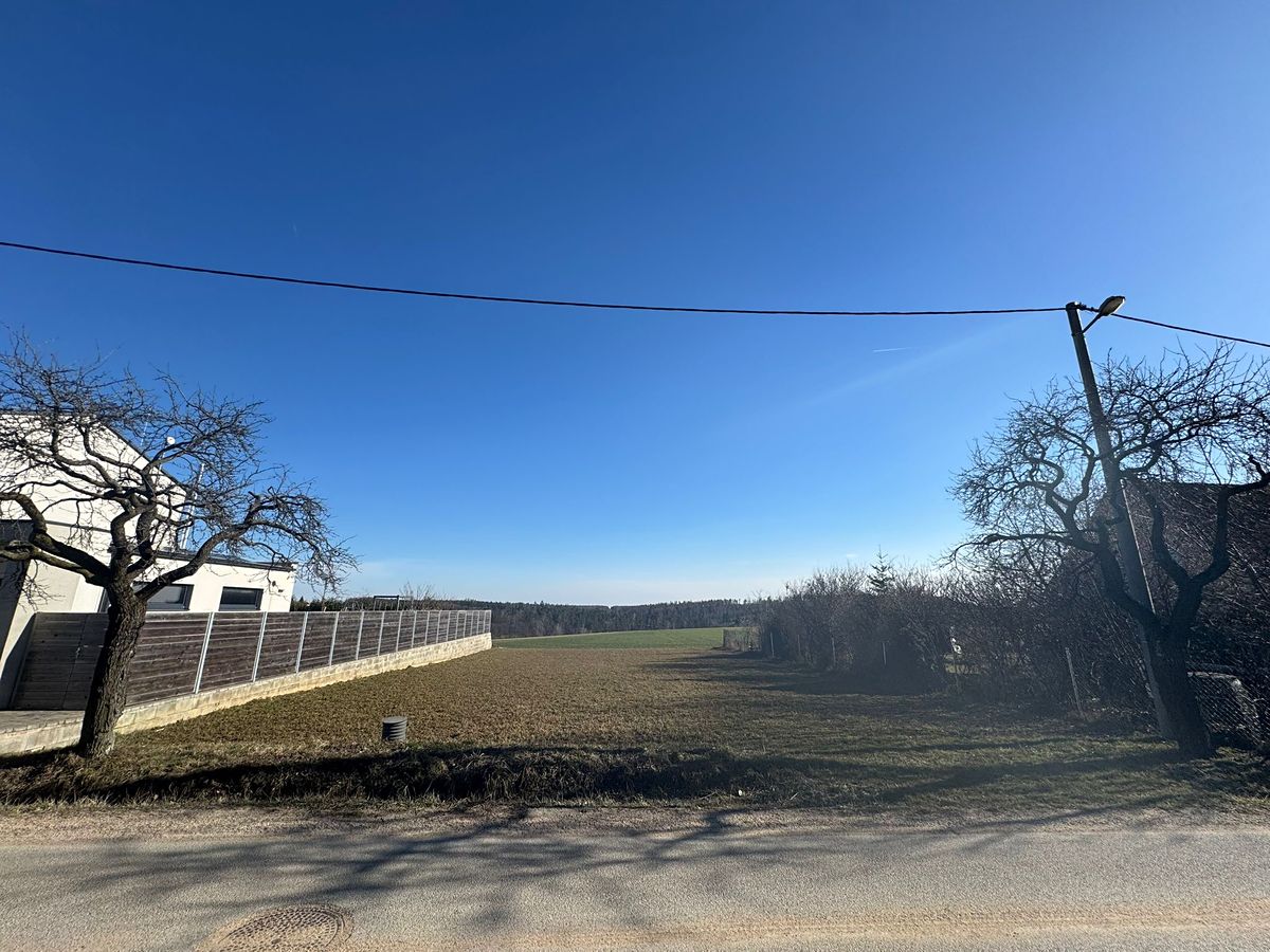Prodej stavebního pozemku 820 m² – fotografie 2