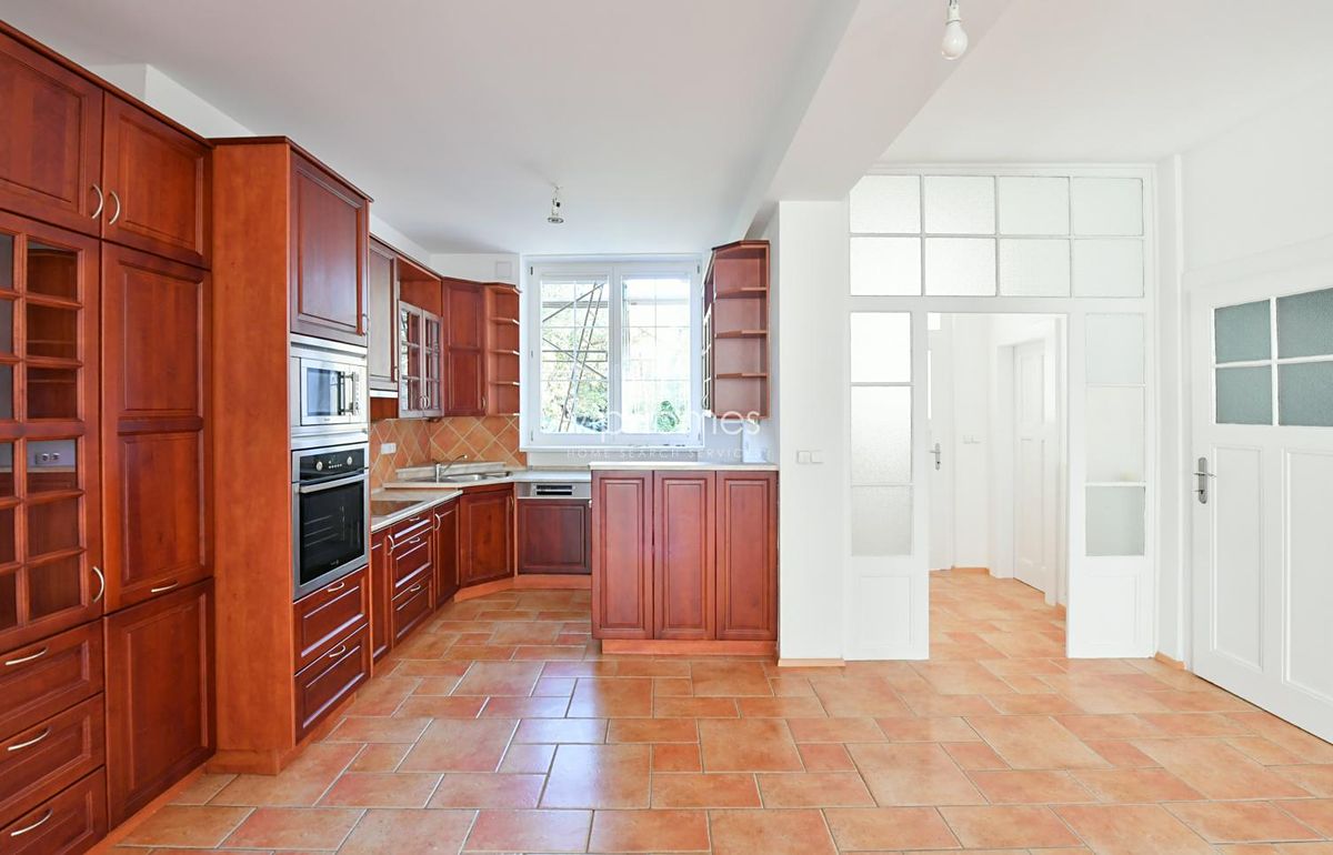 Pronájem rodinného domu 210 m², pozemek 525 m² – fotografie 3