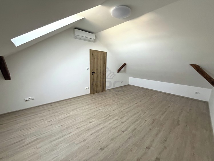Pronájem bytu 4+kk, 111 m² (32 z 79)