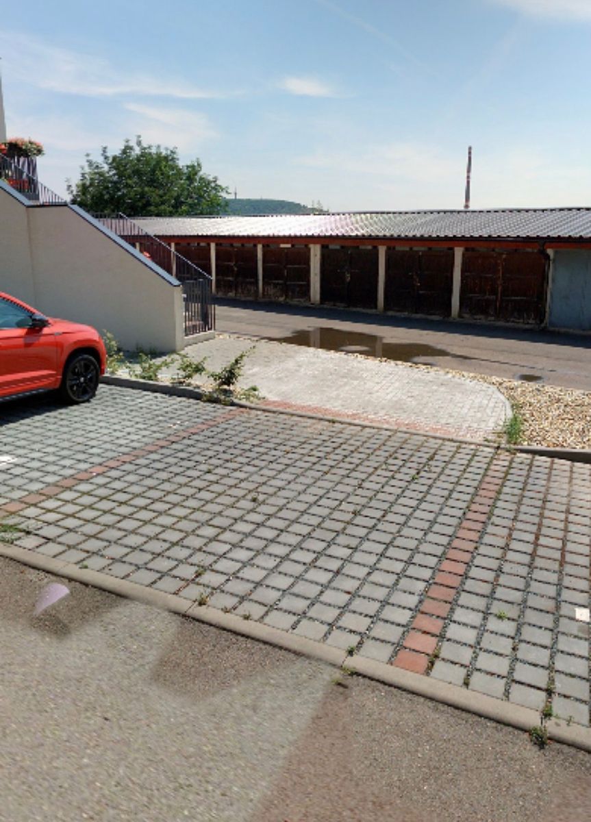 Pronájem garážového stání 16 m²