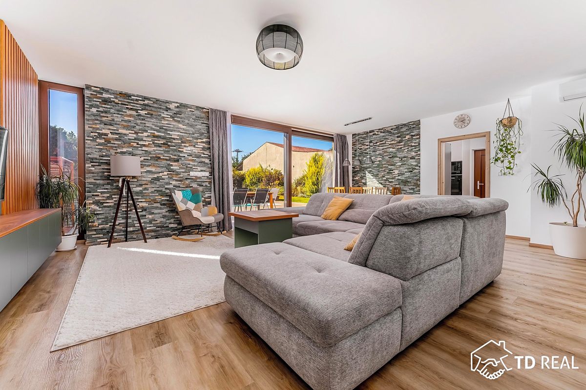 Prodej rodinného domu 207 m², pozemek 1077 m² – fotografie 3